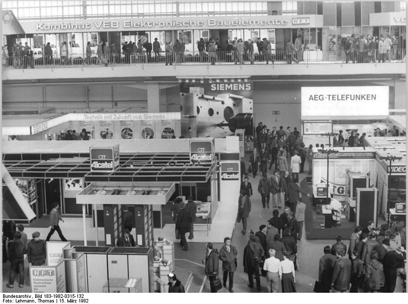 Bundesarchiv_Bild_183-1982-0315-132_Leipzig_Frühjahrsmesse_AEG_Telefunken.jpg
